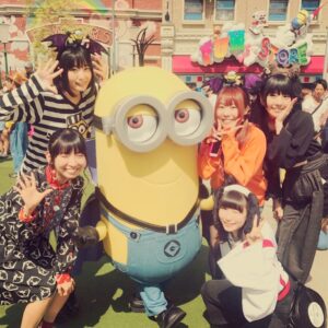 Eimi Naruse Instagram - 仲間達とUSJに来られてとっても嬉しいんだよ...！今日はまだまだ素敵な思い出作れますように。一分一秒を大切に、人生百年登り坂なのさ✨
#usj 
#でんぱ組