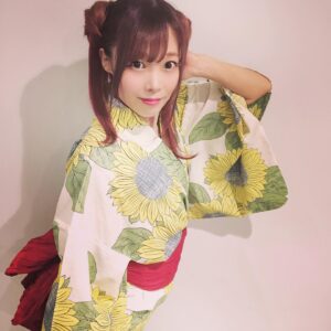 Eimi Naruse Instagram - オキモチダケデモ。
およふくだけでも。

おキャワな浴衣着て撮影とかするとそりだけでイベントっぽなのです。いべんぽ😍💛✨

HAPPYになれるヒマワリ柄で、楽しい気持ちになれちゃった！👘💕✨
はしゃぎたい気持ちが満たされmaximum(*＾ω＾)ｗ

#soubien #創美苑 さまありがとうございます☺️💖✨