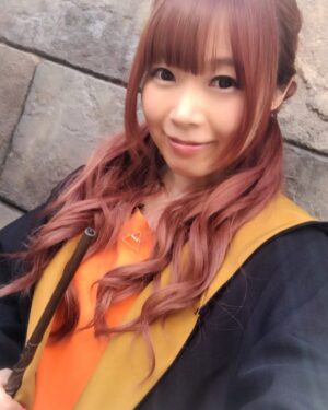Eimi Naruse Instagram - ハリー・ポッタソ☆
何かしらのジャンルにハマるとすぐハリポタパロしちゃうタイプのヲタクよ！！！ｗ
黄色だからハッフルパフ(*´∀`*)つ💛✨
#usj 
#でんぱ組 
#ハリポタ