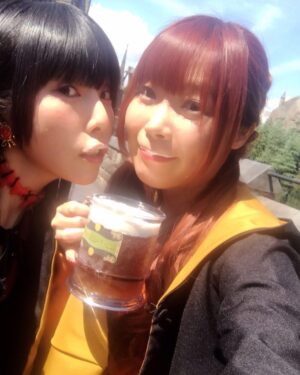 Eimi Naruse Instagram - バタービールで唇が！☆あわわ💓✨
#usj 
#ハリポタ
#バタービール