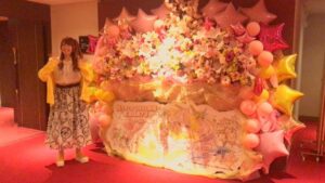 Eimi Naruse Instagram - リハーサル終わっ...わー！！！超ーーー大きなお花が届いていてビックリなう！！！🌸✨みんなありがとう...(ﾟ*´∀`*)！！！涙 #えいカラMAX