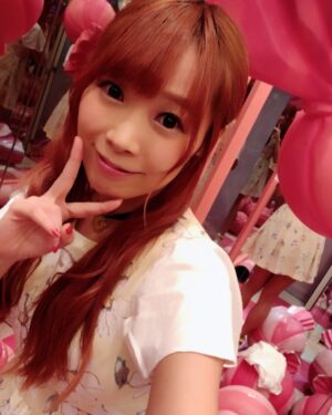 Eimi Naruse Instagram - #でんぱの神神 撮影だったヨー！！！💓✨鏡に映り込んだプリケツを添えて(ノ∀`*)つ💛🎶
#ケツ
#プリケツ
#maximum 
#eitaso☆