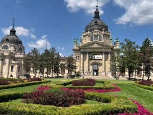 Eirini Karagiorgi Instagram - Budapest ❤️

3rd day stops: 
📍#heroessquarebudapest 
📍#vajdahunyadcastle 
📍#thermalbathszéchenyi
📍#balloonflybudapest
📍#operahousebudapest
📍#highnoteskybar 
📍#ruinbarsbudapest