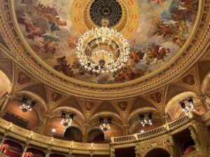 Eirini Karagiorgi Instagram - Budapest ❤️

3rd day stops: 
📍#heroessquarebudapest 
📍#vajdahunyadcastle 
📍#thermalbathszéchenyi
📍#balloonflybudapest
📍#operahousebudapest
📍#highnoteskybar 
📍#ruinbarsbudapest