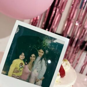 Eirini Karagiorgi Instagram - Ξυπνάς ένα πρωί ⭐️

Σάββατο 28/01/2023! Και συνειδητοποιάς ότι πέρασαν 10 ολόκληρα χρόνια , από εκείνη την μοναδική στιγμή που κράτησες αγκαλιά το μικρό σου θαυματάκι. Ήρθες στην ζωή μου και άλλαξες τα πάντα. Δεν μπόρεσα ποτέ να φανταστώ πώς θα ήταν η ζωή μου χωρίς εσένα. Εσύ με έκανες αυτό που είμαι σήμερα, εσύ μου έδωσες την δύναμη να προχωρήσω, εσύ μου έμαθες την ανιδιοτελή αγάπη στα 17 μου χρόνια. Εσύ μου έδωσες τον σπουδαιότερο ρόλο της ζωής μου. Να είμαι μαμά σου.
 

Να μας ζήσεις φωτεινό μου αστεράκι! ⭐️