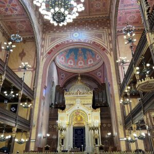 Eirini Karagiorgi Instagram - All you need is love and a little bit of Budapest!

2nd day stops: 

📍 #thegreatsynagogue
📍 #centralmarkethallbudapest 
📍 #libertybridgebudapest 
📍 #retromuseumbudapest 
📍 #cruiseonthedanube