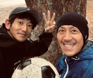 Eita Nagayama Instagram - サッカー。

おじさんは早起きなので、
檜垣さんと、小雨のなかボールを蹴りました。

サッカーを始めた頃、
利き足ではない、左足を蹴れるようになるため、1人延々と左足だけの練習をしていたら、ロングキックが蹴れるようになり、
右サイドから、左サイドバックになった。

両足を使える事は、ボールタッチの向上、
プレイの幅は広がるが、(＊私の場合＊)自分の意識的コントロールより、ボールと相手の動きに対しての反応、パスを受ける時に左右どちらでタッチするかの迷い、骨盤と膝の裏の緊張が瞬間的に出てくる(私は才能が足りないから🥹)

しかし、檜垣さんの、利き足論を目の当たりにすると
自意識の明確な判断がどれだけ大事かが身に染みて分かる。
利き足前にボールを置くこと。体の状態が開ききらないようにする事。
私は、もしずっと右足だけ強化していたら、、
サッカーを続け、選手権に出て、プロチームに入り、日の丸を背負い、代表戦で大活躍、海外オファー、バロンドール、
俳優になっていなかったかも😂

冗談はさておき、

サッカーの指導は、本当に十人十色、時代の流れと共に変化するし、絶対的な答えはないと思う。自由。

私は檜垣さんの指導方法は、目から鱗でした。

1番は、「ボールに触るだけで楽しい」という言葉。
それだけ。

でも、本当に、利き足だけの意識を持つと何かが大きく
変わる。

あ、シンプルで良いんだ、、と。

サッカー、今からうまくなりたいおじさんの
朝のつぶやきでした。

檜垣裕志さん⚽️
@higaki_yushi 
ブラジル1部ポルトゲーザ
三浦知良さんに次ぐ2人目の日本人プロ契約した方だよ。
凄い人だー⚽️
しかも、優しー⚽️
サッカー楽しー⚽️

#サッカー
#サッカーを楽しむ 

#33