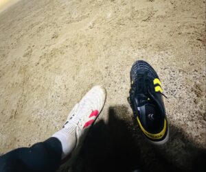 Eita Nagayama Instagram - サッカー。

おじさんは早起きなので、
檜垣さんと、小雨のなかボールを蹴りました。

サッカーを始めた頃、
利き足ではない、左足を蹴れるようになるため、1人延々と左足だけの練習をしていたら、ロングキックが蹴れるようになり、
右サイドから、左サイドバックになった。

両足を使える事は、ボールタッチの向上、
プレイの幅は広がるが、(＊私の場合＊)自分の意識的コントロールより、ボールと相手の動きに対しての反応、パスを受ける時に左右どちらでタッチするかの迷い、骨盤と膝の裏の緊張が瞬間的に出てくる(私は才能が足りないから🥹)

しかし、檜垣さんの、利き足論を目の当たりにすると
自意識の明確な判断がどれだけ大事かが身に染みて分かる。
利き足前にボールを置くこと。体の状態が開ききらないようにする事。
私は、もしずっと右足だけ強化していたら、、
サッカーを続け、選手権に出て、プロチームに入り、日の丸を背負い、代表戦で大活躍、海外オファー、バロンドール、
俳優になっていなかったかも😂

冗談はさておき、

サッカーの指導は、本当に十人十色、時代の流れと共に変化するし、絶対的な答えはないと思う。自由。

私は檜垣さんの指導方法は、目から鱗でした。

1番は、「ボールに触るだけで楽しい」という言葉。
それだけ。

でも、本当に、利き足だけの意識を持つと何かが大きく
変わる。

あ、シンプルで良いんだ、、と。

サッカー、今からうまくなりたいおじさんの
朝のつぶやきでした。

檜垣裕志さん⚽️
@higaki_yushi 
ブラジル1部ポルトゲーザ
三浦知良さんに次ぐ2人目の日本人プロ契約した方だよ。
凄い人だー⚽️
しかも、優しー⚽️
サッカー楽しー⚽️

#サッカー
#サッカーを楽しむ 

#33