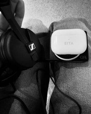 Eita Nagayama Instagram - ヘッドホンとイヤホン。

私は👂が前向きなので
ヘッドホンを1時間くらいつけていると
耳の後ろ辺りとコメカミにボワンとした痛みがやってくる。

昨今のワイヤレスイヤホンは、ノイズキャンセル機能が凄いからしっかりとマイワールドに入り込める。
でも
あたしは、有線ヘッドホン、ゼンハイザーが好きだ。
👂が痛くなる少し手前まで、ヘッドホンでくるりを聴く。
「ばらの花」
あたまのギターの音が左、次に右耳にピアノの鍵盤、
次にドラム、ベース、そして岸田さんの「あめーふりーのー」がおでこ、鼻の奥に響き、あたしをくるりとせかいをくるりと包みこまれるくるりとくる。

このヘッドホンL.R、どこに書いてあったかな、、
まあいいか。

ワールズエンドスーパーノヴァへ

どこまでもゆける〜

#33

#くるり