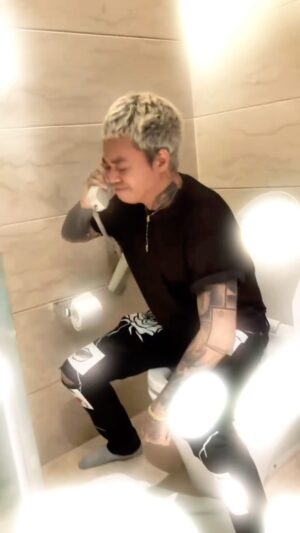 Eka Gustiwana Instagram - BEAUTIFUL THINGS IN THE BATHROOM 🔥🚽 🛀🏼

Ps: wait till the end 👀

🎧 Beautiful Things - @bensonboone [Weird Genius Remix/Bootleg] 

What should we remix next???

#WeirdGenius #Remix #BeautifulThings #BensonBoone #DJ #WG #Bootleg