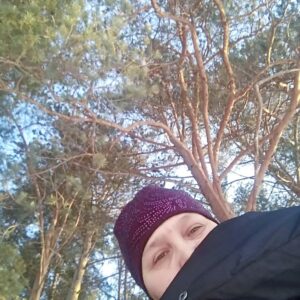 Ekaterina Borisova Instagram - Однажды приходит понимание и ясность во всём, добра и здравия, други мои👍🌞❄️
✍️В любой ситуации приходит понимание. И это, независимо от того, копаешься ты в себе или нет. 
Существует некий разряд, озарение, что ли, и ты вдруг ощущаешь, буквально и на физическом уровне, это понимание. Всё сразу встаёт на свои места. 
🤔Я всё думала, что правоцирует приход этой ясности? Вот приведу пример, свой пример. Я поправилась, хотя ем так же как и раньше. Жизнь моя, в принципе, тоже не изменилась. Начинаю себя разбирать. Я прекрасно понимаю, что жир это - защита. Что я боюсь. Я докопалась, что боюсь, катострофически, за жизнь и здоровье моих близких. Я прорабатывала этот страх, уговаривала себя, заставляла не думать, переключаться, но ничего не происходило. Всё оставалось неизменным и даже увеличиволось. 
✨А неделю назад я вдруг поняла, что это моё самокопание и проработки, наоборот усиливают, укрепляют мой страх.📍
 То есть работа над собой, питает вот эту программу страха, этими проработками. И тогда, я разрешила себе бояться. Я больше не борюсь со страхом, я разрешила ему жить в себе на полных правах, как разрешаю жить своим мечтам, желаниям, радости, счастью. Просто сказала - Живи. 
Стало даже легче. Первые дни, правда, ещё хотелось борьбы, а потом отпустило. 
И, да за неделю у меня ушло 5 кг. 🧩
И поняла я, что самокопание, борьба, проработки, все эти "пути в себя, от себя к себе," только питают мои печали и негативные программы установленные мной когда то.
☕Но это моё личное мнение. 

Сегодня, в день Солнцестояния, я разрешила быть в себе всему тому, что есть. И достоинствам и недостаткам и волнениям, раздражениям, печалям и т д
Потому что поняла,  это - я. Не моя жизнь, а я сама, какая есть в эту минуту.
Хорошего дня, други мои🌞❄️❄️❄️🪅🎄✨
🎀Сегодня мощный день, чтобы закончить сражаться с собой.
Жду отклика в коментах✍️
#бабакатя#солнцестояние#философия#книга#магия#волшебство#мысли#чудо