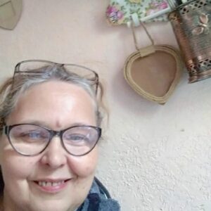 Ekaterina Borisova Instagram - На седьмом десятке лет 
Не попасть уже в десятку, 
Не исписывать тетрадку, 
Возомнив, что ты поэт. 

На седьмом десятке лет 
Грустный праздник - день рожденья, 
Круг друзей уходит тенью 
И тебя торопит вслед. 
	
На седьмом десятке лет 
Не заводят шуры-муры. 
От шальной стрелы амура 
Станет клином белый свет. 
	
На седьмом десятке лет, 
Глядя в зеркало тревожно, 
Только раз отмерить можно 
То ли резать, то ли нет. 

На седьмом десятке лет 
Путь неверный свой итожа 
Подскажи мне тропку, Боже, 
Без сомнений и без бед. 

Подскажи такой обет, 
Чтоб спокойно спать ночами, 
Жить желанно, как в начале, 
На седьмом десятке лет.
А. Городницкий
Перешагнула)) 🤔😂
#деньрождения #22февраля