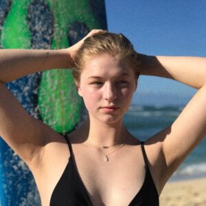 Ekaterina Samsonov Instagram - beach babe🏄🏼‍♂️ .
.
.
.
.
.
#hawaii #hawaiilife #hawaii🌺 #jeep #ekaterinasamsonov #ekat #катя #екатеринасамсонов #actress #youngactress #beautifulgirls #beauty #fun #vacation #vacations #gurlsjustwannahavefun #bikini #ocean #hawaiiocean #surf #surfinggirl #surfing