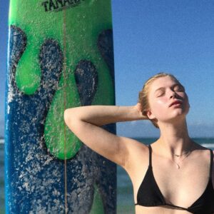 Ekaterina Samsonov Instagram - beach babe🏄🏼‍♂️ .
.
.
.
.
.
#hawaii #hawaiilife #hawaii🌺 #jeep #ekaterinasamsonov #ekat #катя #екатеринасамсонов #actress #youngactress #beautifulgirls #beauty #fun #vacation #vacations #gurlsjustwannahavefun #bikini #ocean #hawaiiocean #surf #surfinggirl #surfing