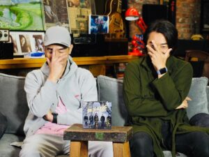 Ekin Cheng Yee-Kin Instagram - 有樣學樣😆 
#反而係我忍唔住笑😁
#認真便輸了
#alongwithekinliveconcert2019
#thankyou👊🏻