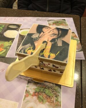 Ekin Cheng Yee-Kin Instagram - 今日宣傳訪問最後一站來到西貢一間餐館進行，感謝店主特別為我們準備的蛋糕，還有很多美味的小菜😋
#小儀咪芝蓮