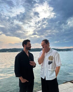 Ekin Koç Instagram - 1-Biraz dedikodu 
2-Biraz romantizm
3-Bolca kahkaha