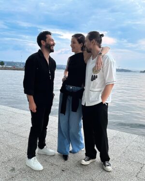 Ekin Koç Instagram - 1-Biraz dedikodu 
2-Biraz romantizm
3-Bolca kahkaha