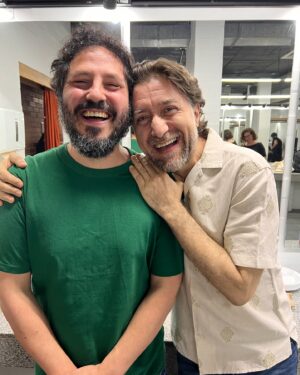 El Kanka Instagram - En Colombia pasan cosas. Hay magia. Superpoderes. Surrealismo…

Yo llegué hace 10 años y todavía no me he ido. He estado en más de 8 ciudades y dado alrededor de 30 conciertos. He cantado con artistas de la tallade @monsieurperine , @camilo , @manuelmedrano , @palabraspala , @santicruz , @pilarcabreramusic , @juanpablovega y más. 
He cantado con la fusión filarmónica juvenil y participado en un evento gigante por la independencia de Colombia, siendo el único artista español!!

He actuado en el @rockalparqueoficial , el festival más grande de Latinoamérica y uno de los mayores del mundo.

He hecho amistades, me he emborrachado, he sufrido el guayabo, la gripa, la indisposición, el jet lag y la extenuación. 

He crecido en esas calles y he aprendido a tomar guaro y decir “bacano”.

He disfrutado de una rueda de cumbia en Barranquilla, de una jam de salsa en Bogotá. He tomado muuuuucho (y excelente) café. He probado la bandeja paisa, el ajiaco, las empanadas, el chicharrón, las hormigas culonas y la fruta. Esa maravillosa fruta.

Acabo de poner punto y finalísimo a esta gira diferente, y he improvisado el repertorio según el deseo del público en Bogotá, Cali y Medellín, y ha sido un placer, como siempre.

Gracias Colombia, no deja su mercé de enamorarme.

Por otros 10 años más.

@this_is_lid @cusumbocolombia