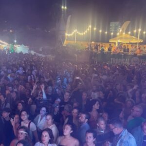 El Kanka Instagram - Sabéis esas noches que se intuye magia? Las estrellas estaban alineadas en Las Palmas. Público selecto, cervecitas, noche clara, temperatura ideal… Se estaba agusto y había ganas de disfrutar. Ganas de música.

Un @erentxun en plena forma sonando exquisitamente supo poner a la audiencia canariona a cantar en lo que fue un show elegante, pulcro, íntimo y cargado de temazos de hoy, ayer y siempre.

Luego, nos tocó mantener alto el listón, y no fue difícil, pues nos esperaba un público cantor, entregado, cariñoso y especial. Fue un goce sincero.

Para rematar, @dani_macaco se encargó de despeinar a la peña con un sonido atronador y un bolo potente a la altura de las expectativas…

La verdad, yo estaba cansado y me abrí a las 2 y pico, pero disfruté tanto de mi concierto como del de mis compañeros… Y me consta que mi banda se lió luego y fue una de esas noches en las que, ya lo he dicho, se intuía magia.

Gracias Gran Canaria! Seguimos!!