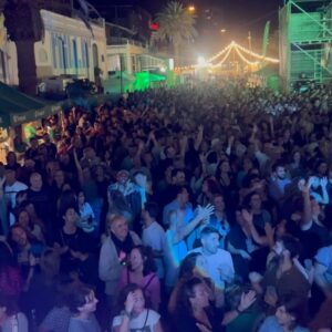 El Kanka Instagram - Sabéis esas noches que se intuye magia? Las estrellas estaban alineadas en Las Palmas. Público selecto, cervecitas, noche clara, temperatura ideal… Se estaba agusto y había ganas de disfrutar. Ganas de música.

Un @erentxun en plena forma sonando exquisitamente supo poner a la audiencia canariona a cantar en lo que fue un show elegante, pulcro, íntimo y cargado de temazos de hoy, ayer y siempre.

Luego, nos tocó mantener alto el listón, y no fue difícil, pues nos esperaba un público cantor, entregado, cariñoso y especial. Fue un goce sincero.

Para rematar, @dani_macaco se encargó de despeinar a la peña con un sonido atronador y un bolo potente a la altura de las expectativas…

La verdad, yo estaba cansado y me abrí a las 2 y pico, pero disfruté tanto de mi concierto como del de mis compañeros… Y me consta que mi banda se lió luego y fue una de esas noches en las que, ya lo he dicho, se intuía magia.

Gracias Gran Canaria! Seguimos!!