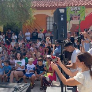 El Kanka Instagram - Hoy he estado en un oasis, y he sido mago.

Cuando le he dicho al taxista que me llevara a Los Asperones ha flipado. Me ha hecho el favor de dejarme en la puerta del colegio, pero añadiendo que normalmente los taxistas no entran a ese barrio…

Los Asperones es una barriada periférica, como tantas, formada por un crisol de chabolas malencajadas que constituyen una clara asignatura pendiente en mi ciudad. 

Dentro de ese barrio. Un oasis. Un colegio muy especial, un colegio de “cuidadanos” que, remando contra corriente, inculcan amor, cuidado, familiaridad, emociones e inteligencia a partes iguales… Afuera, estrellas en la pared con los nombres de los niños que han logrado terminar sus estudios, coronados por dos universitarios.

Ahí es donde he tenido el honor de tocar hoy. El profesorado ha estado enseñando valores al alumnado a través de mis humildes canciones, y, junto a su carismático director, hemos ido descubriendo un enorme mural intercalando momentos musicales, y unas cuantas decenas de niñas y niños han coreado, bailado, dado palmas y se han reído con nosotros. 

Luego me han dado muchísimos abrazos que me llevo para mi casa, y también una bandera simbólica de lunares, gitana, amorosa y pacifista que colocaré orgullosa en la balda más visible de mi estantería.

Hoy no ha sido un día normal. Tengo el corazoncito que parece un hula hoop.

Gracias al @ceip_mariadelao , a @brisa_festival  por apoyar proyectos tan humanos y necesarios como este, y a mi @el_manin_oficial por acompañarme y ayudarme a meterle el ritmo a los chiquillos en el cuerpo.