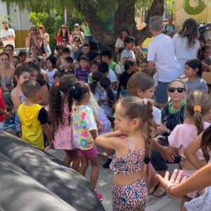 El Kanka Instagram - Hoy he estado en un oasis, y he sido mago.

Cuando le he dicho al taxista que me llevara a Los Asperones ha flipado. Me ha hecho el favor de dejarme en la puerta del colegio, pero añadiendo que normalmente los taxistas no entran a ese barrio…

Los Asperones es una barriada periférica, como tantas, formada por un crisol de chabolas malencajadas que constituyen una clara asignatura pendiente en mi ciudad. 

Dentro de ese barrio. Un oasis. Un colegio muy especial, un colegio de “cuidadanos” que, remando contra corriente, inculcan amor, cuidado, familiaridad, emociones e inteligencia a partes iguales… Afuera, estrellas en la pared con los nombres de los niños que han logrado terminar sus estudios, coronados por dos universitarios.

Ahí es donde he tenido el honor de tocar hoy. El profesorado ha estado enseñando valores al alumnado a través de mis humildes canciones, y, junto a su carismático director, hemos ido descubriendo un enorme mural intercalando momentos musicales, y unas cuantas decenas de niñas y niños han coreado, bailado, dado palmas y se han reído con nosotros. 

Luego me han dado muchísimos abrazos que me llevo para mi casa, y también una bandera simbólica de lunares, gitana, amorosa y pacifista que colocaré orgullosa en la balda más visible de mi estantería.

Hoy no ha sido un día normal. Tengo el corazoncito que parece un hula hoop.

Gracias al @ceip_mariadelao , a @brisa_festival  por apoyar proyectos tan humanos y necesarios como este, y a mi @el_manin_oficial por acompañarme y ayudarme a meterle el ritmo a los chiquillos en el cuerpo.