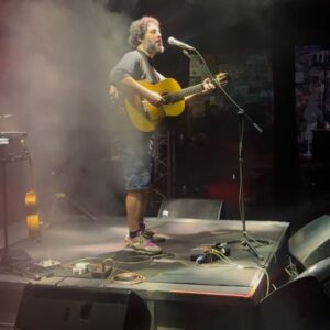 El Kanka Instagram - En Colombia pasan cosas. Hay magia. Superpoderes. Surrealismo…

Yo llegué hace 10 años y todavía no me he ido. He estado en más de 8 ciudades y dado alrededor de 30 conciertos. He cantado con artistas de la tallade @monsieurperine , @camilo , @manuelmedrano , @palabraspala , @santicruz , @pilarcabreramusic , @juanpablovega y más. 
He cantado con la fusión filarmónica juvenil y participado en un evento gigante por la independencia de Colombia, siendo el único artista español!!

He actuado en el @rockalparqueoficial , el festival más grande de Latinoamérica y uno de los mayores del mundo.

He hecho amistades, me he emborrachado, he sufrido el guayabo, la gripa, la indisposición, el jet lag y la extenuación. 

He crecido en esas calles y he aprendido a tomar guaro y decir “bacano”.

He disfrutado de una rueda de cumbia en Barranquilla, de una jam de salsa en Bogotá. He tomado muuuuucho (y excelente) café. He probado la bandeja paisa, el ajiaco, las empanadas, el chicharrón, las hormigas culonas y la fruta. Esa maravillosa fruta.

Acabo de poner punto y finalísimo a esta gira diferente, y he improvisado el repertorio según el deseo del público en Bogotá, Cali y Medellín, y ha sido un placer, como siempre.

Gracias Colombia, no deja su mercé de enamorarme.

Por otros 10 años más.

@this_is_lid @cusumbocolombia