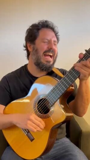 El Kanka Instagram - “Sabéis quiénes sois” cumple 4 años… Es una canción tremendamente especial para mí, compuesta en plena pandemia y cantada a mis mejores amigos por videollamada. Aún lo recuerdo y se me ponen los pelos de punta…

Es raro dedicarse a esto que me dedico, porque ahora esa canción tan mía, tan íntima, tan concreta y pequeñita, es un poco de todos, y supongo que cada uno piensa en su mejor colega, o en su cuadrilla, y es hermoso, la verdad. Me emociona mucho cantarla en los conciertos con vosotros…

Hoy que está de cumple, podéis dedicársela a vuestros compadres y comadres en comentarios 😊

PD para la gente de la comunidad (vosotros sabéis quiénes sois) tenemos un regalillo jijiji (si no estáis dentro, podéis apuntaros desde mi web www.elkanka.com)