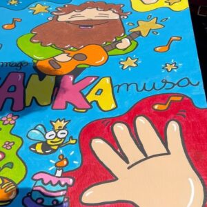 El Kanka Instagram - Hoy he estado en un oasis, y he sido mago.

Cuando le he dicho al taxista que me llevara a Los Asperones ha flipado. Me ha hecho el favor de dejarme en la puerta del colegio, pero añadiendo que normalmente los taxistas no entran a ese barrio…

Los Asperones es una barriada periférica, como tantas, formada por un crisol de chabolas malencajadas que constituyen una clara asignatura pendiente en mi ciudad. 

Dentro de ese barrio. Un oasis. Un colegio muy especial, un colegio de “cuidadanos” que, remando contra corriente, inculcan amor, cuidado, familiaridad, emociones e inteligencia a partes iguales… Afuera, estrellas en la pared con los nombres de los niños que han logrado terminar sus estudios, coronados por dos universitarios.

Ahí es donde he tenido el honor de tocar hoy. El profesorado ha estado enseñando valores al alumnado a través de mis humildes canciones, y, junto a su carismático director, hemos ido descubriendo un enorme mural intercalando momentos musicales, y unas cuantas decenas de niñas y niños han coreado, bailado, dado palmas y se han reído con nosotros. 

Luego me han dado muchísimos abrazos que me llevo para mi casa, y también una bandera simbólica de lunares, gitana, amorosa y pacifista que colocaré orgullosa en la balda más visible de mi estantería.

Hoy no ha sido un día normal. Tengo el corazoncito que parece un hula hoop.

Gracias al @ceip_mariadelao , a @brisa_festival  por apoyar proyectos tan humanos y necesarios como este, y a mi @el_manin_oficial por acompañarme y ayudarme a meterle el ritmo a los chiquillos en el cuerpo.