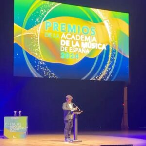 El Kanka Instagram - Ayer La Academia de la Música de España premiaba mi canción “Para vivir” como mejor canción de cantautor… 

No pude, por desgracia, asistir a la gala, pero un par de compañeros me escribieron desde allí cuando se publicó el veredicto, quiero pensar que con sana alegría.

Creo que la carrera artística estará siempre más en lo que está por venir que en lo que ha pasado. En mi caso, en las canciones que vendrán. No me parece que deba uno detenerse en comentarios ajenos, ni positivos ni negativos, sino más bien guiarse por criterios internos y tratar de ser honesto… No obstante, es bonito saber que lo que hago está llegando a la gente, que mis canciones le tocan la patata a alguien en el mundo, y este reconocimiento puede ser una prueba simbólica de que está siendo así.

Gracias a la academia (@academusica) por tenerme en cuenta. Y gracias a todo mi equipo, en especial a los que suenan cuando suena esa canción: Avatar, Manin, Álvaro, Hoss, Pedro, David Pastor y mi querida Silvana Estrada.

Seguimos con lo nuevo!