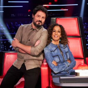 El Kanka Instagram - Bueno gente, en nada podréis verme ejerciendo de actor secundario en esta extraña, extraña aventura… 

La verdad, no fue fácil para mí meterme en algo tan fuera de mi zona de confort, pero intenté ser honesto y amable, y hay que decir que tanto @rosarioficial, mi compañera, como el resto de artistas y gente del equipo me trataron deliciosamente. 

En cuanto a lo importante: ahí hay chavales con mucho talento.

Y lo más importante aún: ahí hay chavales que son muy buenas personas.

Ojalá les vaya muy bien a todos y se hayan llevado un buen recuerdo de este absurdo cantautor que nunca quiso salir por la tele.

Ah!! Y ojalá lo disfrutéis desde casa!

📸: @robertosastrephoto 
Estilismo: @estelabenitez_stylist