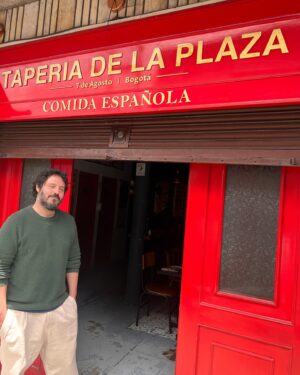 El Kanka Instagram - En Colombia pasan cosas. Hay magia. Superpoderes. Surrealismo…

Yo llegué hace 10 años y todavía no me he ido. He estado en más de 8 ciudades y dado alrededor de 30 conciertos. He cantado con artistas de la tallade @monsieurperine , @camilo , @manuelmedrano , @palabraspala , @santicruz , @pilarcabreramusic , @juanpablovega y más. 
He cantado con la fusión filarmónica juvenil y participado en un evento gigante por la independencia de Colombia, siendo el único artista español!!

He actuado en el @rockalparqueoficial , el festival más grande de Latinoamérica y uno de los mayores del mundo.

He hecho amistades, me he emborrachado, he sufrido el guayabo, la gripa, la indisposición, el jet lag y la extenuación. 

He crecido en esas calles y he aprendido a tomar guaro y decir “bacano”.

He disfrutado de una rueda de cumbia en Barranquilla, de una jam de salsa en Bogotá. He tomado muuuuucho (y excelente) café. He probado la bandeja paisa, el ajiaco, las empanadas, el chicharrón, las hormigas culonas y la fruta. Esa maravillosa fruta.

Acabo de poner punto y finalísimo a esta gira diferente, y he improvisado el repertorio según el deseo del público en Bogotá, Cali y Medellín, y ha sido un placer, como siempre.

Gracias Colombia, no deja su mercé de enamorarme.

Por otros 10 años más.

@this_is_lid @cusumbocolombia