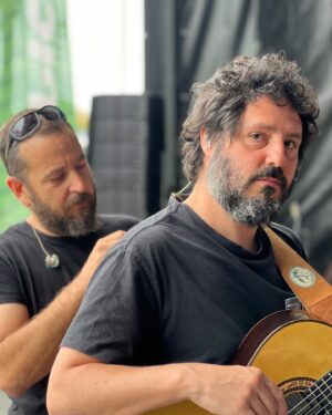 El Kanka Instagram - Sabéis esas noches que se intuye magia? Las estrellas estaban alineadas en Las Palmas. Público selecto, cervecitas, noche clara, temperatura ideal… Se estaba agusto y había ganas de disfrutar. Ganas de música.

Un @erentxun en plena forma sonando exquisitamente supo poner a la audiencia canariona a cantar en lo que fue un show elegante, pulcro, íntimo y cargado de temazos de hoy, ayer y siempre.

Luego, nos tocó mantener alto el listón, y no fue difícil, pues nos esperaba un público cantor, entregado, cariñoso y especial. Fue un goce sincero.

Para rematar, @dani_macaco se encargó de despeinar a la peña con un sonido atronador y un bolo potente a la altura de las expectativas…

La verdad, yo estaba cansado y me abrí a las 2 y pico, pero disfruté tanto de mi concierto como del de mis compañeros… Y me consta que mi banda se lió luego y fue una de esas noches en las que, ya lo he dicho, se intuía magia.

Gracias Gran Canaria! Seguimos!!