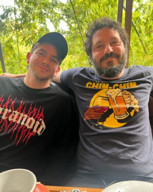 El Kanka Instagram - En Colombia pasan cosas. Hay magia. Superpoderes. Surrealismo…

Yo llegué hace 10 años y todavía no me he ido. He estado en más de 8 ciudades y dado alrededor de 30 conciertos. He cantado con artistas de la tallade @monsieurperine , @camilo , @manuelmedrano , @palabraspala , @santicruz , @pilarcabreramusic , @juanpablovega y más. 
He cantado con la fusión filarmónica juvenil y participado en un evento gigante por la independencia de Colombia, siendo el único artista español!!

He actuado en el @rockalparqueoficial , el festival más grande de Latinoamérica y uno de los mayores del mundo.

He hecho amistades, me he emborrachado, he sufrido el guayabo, la gripa, la indisposición, el jet lag y la extenuación. 

He crecido en esas calles y he aprendido a tomar guaro y decir “bacano”.

He disfrutado de una rueda de cumbia en Barranquilla, de una jam de salsa en Bogotá. He tomado muuuuucho (y excelente) café. He probado la bandeja paisa, el ajiaco, las empanadas, el chicharrón, las hormigas culonas y la fruta. Esa maravillosa fruta.

Acabo de poner punto y finalísimo a esta gira diferente, y he improvisado el repertorio según el deseo del público en Bogotá, Cali y Medellín, y ha sido un placer, como siempre.

Gracias Colombia, no deja su mercé de enamorarme.

Por otros 10 años más.

@this_is_lid @cusumbocolombia