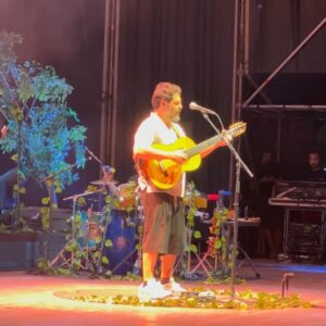 El Kanka Instagram - Superado el triplete de este finde, reflexiono sobre las peculiaridades de este trabajo. Detrás de los focos hay casi siempre un vaivén emocional que domar. No siempre es fácil. No siempre es bonito…

Estoy mientras escribo esto esperando la comida entre Murcia y Málaga. He pasado en total unas 11 horas en carretera. Veo el mar mientras tomo una cervecita… Podría ser peor, también te lo digo.

Total, que me pierdo… Estoy muy orgulloso de la pequeña familia con la que nos cruzamos el mundo cantandole a la gente. Soporte en los días duros y brindis en las celebraciones… Estoy también exageradamente agradecido de que siemre haya gente dispuesta a escucharme.

Se llora antes de cantar y se canta siempre con el corazón.

Gracias Murcia, Mutxamel y Córdoba. Seguimos.