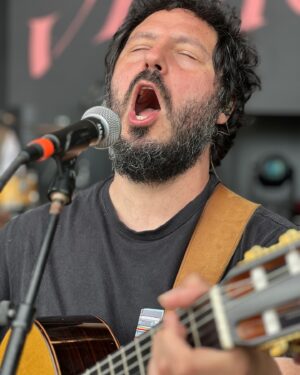 El Kanka Instagram - Sabéis esas noches que se intuye magia? Las estrellas estaban alineadas en Las Palmas. Público selecto, cervecitas, noche clara, temperatura ideal… Se estaba agusto y había ganas de disfrutar. Ganas de música.

Un @erentxun en plena forma sonando exquisitamente supo poner a la audiencia canariona a cantar en lo que fue un show elegante, pulcro, íntimo y cargado de temazos de hoy, ayer y siempre.

Luego, nos tocó mantener alto el listón, y no fue difícil, pues nos esperaba un público cantor, entregado, cariñoso y especial. Fue un goce sincero.

Para rematar, @dani_macaco se encargó de despeinar a la peña con un sonido atronador y un bolo potente a la altura de las expectativas…

La verdad, yo estaba cansado y me abrí a las 2 y pico, pero disfruté tanto de mi concierto como del de mis compañeros… Y me consta que mi banda se lió luego y fue una de esas noches en las que, ya lo he dicho, se intuía magia.

Gracias Gran Canaria! Seguimos!!