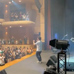 El Kanka Instagram - En Colombia pasan cosas. Hay magia. Superpoderes. Surrealismo…

Yo llegué hace 10 años y todavía no me he ido. He estado en más de 8 ciudades y dado alrededor de 30 conciertos. He cantado con artistas de la tallade @monsieurperine , @camilo , @manuelmedrano , @palabraspala , @santicruz , @pilarcabreramusic , @juanpablovega y más. 
He cantado con la fusión filarmónica juvenil y participado en un evento gigante por la independencia de Colombia, siendo el único artista español!!

He actuado en el @rockalparqueoficial , el festival más grande de Latinoamérica y uno de los mayores del mundo.

He hecho amistades, me he emborrachado, he sufrido el guayabo, la gripa, la indisposición, el jet lag y la extenuación. 

He crecido en esas calles y he aprendido a tomar guaro y decir “bacano”.

He disfrutado de una rueda de cumbia en Barranquilla, de una jam de salsa en Bogotá. He tomado muuuuucho (y excelente) café. He probado la bandeja paisa, el ajiaco, las empanadas, el chicharrón, las hormigas culonas y la fruta. Esa maravillosa fruta.

Acabo de poner punto y finalísimo a esta gira diferente, y he improvisado el repertorio según el deseo del público en Bogotá, Cali y Medellín, y ha sido un placer, como siempre.

Gracias Colombia, no deja su mercé de enamorarme.

Por otros 10 años más.

@this_is_lid @cusumbocolombia