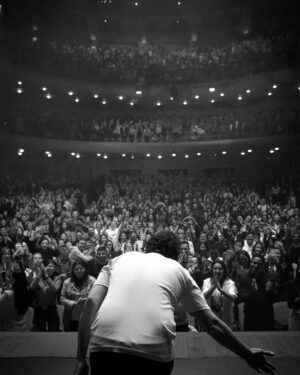 El Kanka Instagram - En Colombia pasan cosas. Hay magia. Superpoderes. Surrealismo…

Yo llegué hace 10 años y todavía no me he ido. He estado en más de 8 ciudades y dado alrededor de 30 conciertos. He cantado con artistas de la tallade @monsieurperine , @camilo , @manuelmedrano , @palabraspala , @santicruz , @pilarcabreramusic , @juanpablovega y más. 
He cantado con la fusión filarmónica juvenil y participado en un evento gigante por la independencia de Colombia, siendo el único artista español!!

He actuado en el @rockalparqueoficial , el festival más grande de Latinoamérica y uno de los mayores del mundo.

He hecho amistades, me he emborrachado, he sufrido el guayabo, la gripa, la indisposición, el jet lag y la extenuación. 

He crecido en esas calles y he aprendido a tomar guaro y decir “bacano”.

He disfrutado de una rueda de cumbia en Barranquilla, de una jam de salsa en Bogotá. He tomado muuuuucho (y excelente) café. He probado la bandeja paisa, el ajiaco, las empanadas, el chicharrón, las hormigas culonas y la fruta. Esa maravillosa fruta.

Acabo de poner punto y finalísimo a esta gira diferente, y he improvisado el repertorio según el deseo del público en Bogotá, Cali y Medellín, y ha sido un placer, como siempre.

Gracias Colombia, no deja su mercé de enamorarme.

Por otros 10 años más.

@this_is_lid @cusumbocolombia