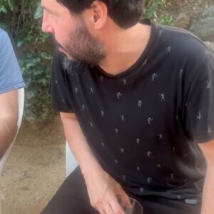 El Kanka Instagram - Superado el triplete de este finde, reflexiono sobre las peculiaridades de este trabajo. Detrás de los focos hay casi siempre un vaivén emocional que domar. No siempre es fácil. No siempre es bonito…

Estoy mientras escribo esto esperando la comida entre Murcia y Málaga. He pasado en total unas 11 horas en carretera. Veo el mar mientras tomo una cervecita… Podría ser peor, también te lo digo.

Total, que me pierdo… Estoy muy orgulloso de la pequeña familia con la que nos cruzamos el mundo cantandole a la gente. Soporte en los días duros y brindis en las celebraciones… Estoy también exageradamente agradecido de que siemre haya gente dispuesta a escucharme.

Se llora antes de cantar y se canta siempre con el corazón.

Gracias Murcia, Mutxamel y Córdoba. Seguimos.