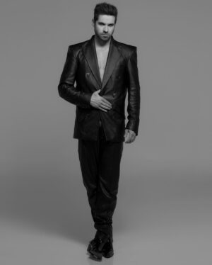 Eleazar Gómez Instagram - Have Fun ✨⚡️💫

Foto - @robb_sb 
Styling y Producción @enricobompani @joseventuravbcg 
Grooming - @makeup_arana