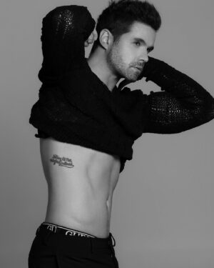 Eleazar Gómez Instagram - GOOD ENERGY ⚡️💫✨

Foto: @robb_sb
Styling y Producción: @enricobompani
Grooming: @makeup_arana

Suéter: @gucci vintage Underwear: @guess