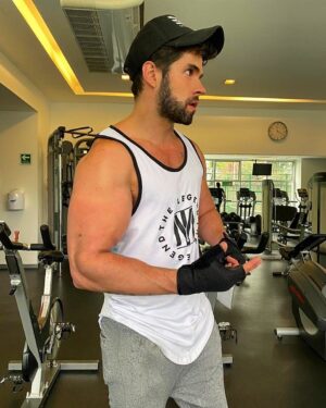 Eleazar Gómez Instagram - De vuelta al Gym 💪🏽 !!!