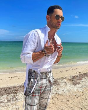 Eleazar Gómez Instagram - #CONTIGO  05 / 11 / 21 Nuevo Sencillo 🎤✨🎼💥

@joeles6 
@alezoreda 
@marunava13 
@soymilocampos 
@its.yuliosolis063 
@c.carrillomua