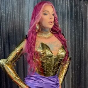Elecktra Bionic Instagram - 🫦👑 GOLD WARRIOR👑🫦

Total look @rochart_design 
Wig by @kennyhairartist @hc.salon 
@rupaulsdragcon day 2 🫶🏻 and 
@muccassassinaofficial photography ❤️
#armor #dragqueen #drag #dragcon #dragconuk