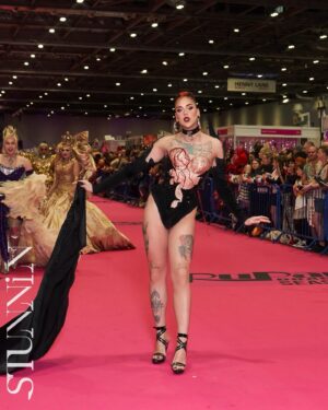 Elecktra Bionic Instagram - 👄💄dragcon fantasy pt 1💄👄

Total look @rochart_design 

@rupaulsdragcon come sempre si rivela un esperienza potente immersi in un mare d’arte .
GRAZIE MILLE a @heychardonnay per essere stata al mio fianco in questa avventura , sei una forza della natura ti amo…
Allo stesso tempo mi sento di ringraziare @dimitricocciuti per aver portato questo format in Italia così da averci dato la possibilità oltre di dimostrare quanto valga l’arte drag Italia ma di dimostrare quanto si possa essere una famiglia … il tempo non torna indietro e io sono onorata di averlo passato con le queen della seconda e terza stagione … artisti di tutto rispetto …. Grazie mille a tutt*
@la.petite.noire @nehellenia.90 @la.diamond @aura_eternal @v.gioffre @lina.galore @sypario @amy_krania_dq @sissylea.queen @morgana.cosmica @lightning___aurora @silvanadellamagliana @the.leila.yarn
