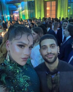 Elecktra Bionic Instagram - 🧜🏻‍♀️La Sirenetta🧜🏻‍♀️

Davvero senza parole STUPENDO

Grazie mille @disneyit per avermi invitata a questa magnifica premiere e aver realizzato uno dei miei sogni.
Vedere il live action di questo cartone a me carissimo mi ha emozionato moltissimo .
Una storia pregna di significato da oggi al cinema 

Total look :- @dglamour 

#lasirenetta #libertà #dragqueen #thelittlemarmaid