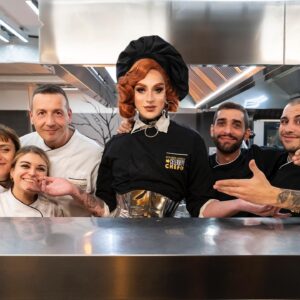 Elecktra Bionic Instagram - ❤️‍🔥👑CELEBRITY CHEF👑❤️‍🔥

Finalmente  posso sganciarvi questa bomba 🤩
OGGI ORE 19.10 sul canale tv8 uscirà l’episodio di celebrity chef ,dove tra colpi di fuochi e mestoli mi vedrà alle prese in cucina contro il meraviglioso @alegreco72 
Sarò riuscito a stupire il grande @borgheseale e la giuria @angelafrenda e @riccardomonco ?
Ma soprattutto , come avrò unito l’arte drag con la cucina ?
E come sarò riuscita a raccontarmi tramite i miei piatti? 
Scopriamolo oggi assieme ❤️‍🔥😍

Total look @fibre.torino 🫶🏻
Wig by @baldoria.crazywigsandmore ❤️‍🔥

#alecelebritychef #tv8it