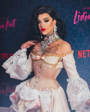 Elecktra Bionic Instagram - ❤️‍🔥Lidia poët❤️‍🔥

Oggi grazie a @netflixit un altro pezzo di storia verrà messo sui nostri schermi ,per raccontare da quanto tempo e quanto le donne per cause misogine abbiamo e debbano lottare per avere il posto e i diritti che meritano , raccontando la storia di Lidia poèt il primo avvocato donna di Torino che ha dovuto lottare e dimostrare per avere il suo posto nel albo degli avvocati 
Serie TV AVVINCENTE E INTRIGANTE 
Non vedo l’ora di divorarmela 

Grazie a @letizia_macedonio e @farina_lorenzo per avermi invitata a questa prima meravigliosa 
Ma soprattutto grazie @netflixit per tutti i messaggi che lanci e lo spazio che fai alle giuste lotte 

Total look @fibre.torino 
Jewerly @dglamour 
Corsetto @artemiscorsetti 
Wig @baldoria.crazywigsandmore 
Makeup @maccosmeticsitalia 
#netflix #lidiapoët