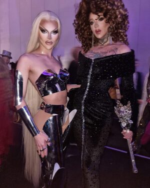 Elecktra Bionic Instagram - ✨🫶🏻my first day in dragcon uk 🫶🏻✨dress and earrings by @dglamour  wig by @baldoria.crazywigsandmore ……non sono abbastanza le parole e forse non ne esistono di così forti per descrivere lo schiaffo emotivo che ci si sente ad essere lì , a far parte di quella famiglia dove storie di vita , passioni e deduzioni si intrecciano in un arte così spettacolare si può dire solo un enorme ….
Grazie @wowpresentsplus @worldofwonder grazie @dragraceitalia.official e lo show runner @dimitricocciuti e grazie a voi che mi supportate 🫶🏻🫶🏻
E grazie a quel pazzo di @capriqorne e @madame_terrybell che mi hanno supportato in tutte le mie crisi e giornate ❤️🥹
Sceptre @aster_lab 
there are not enough words and perhaps there are none so strong to describe the emotional slap in the face that it feels to be there ,to be part of that family where life stories, passion and deductions are woven into such a spectacular art you can only say a huge....
Tnks ❤️
Qualche scatto e video con le sorelle @carmenfarala @krystalversace @trinitythetuck @thedannybeard @heidincloset @scarletenvy